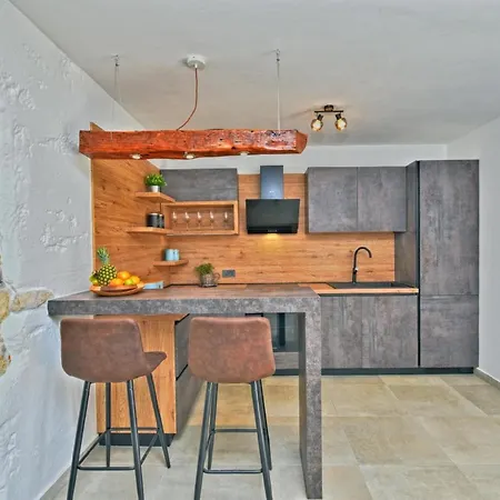 Casa de Férias Mit Privatpool Fuer 6 Personen Ca 105 Qm In Marusici, Istrien Binnenland Von Istrien *